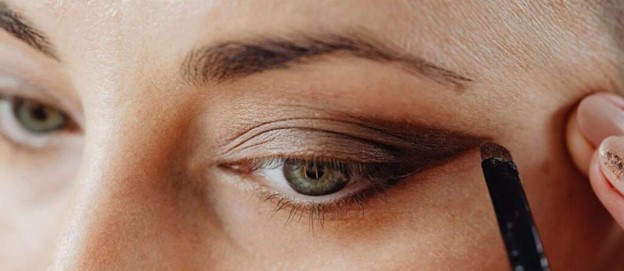 Woman applying eyeshadow (model)