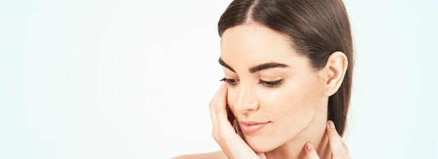 Woman looking to the side (model)